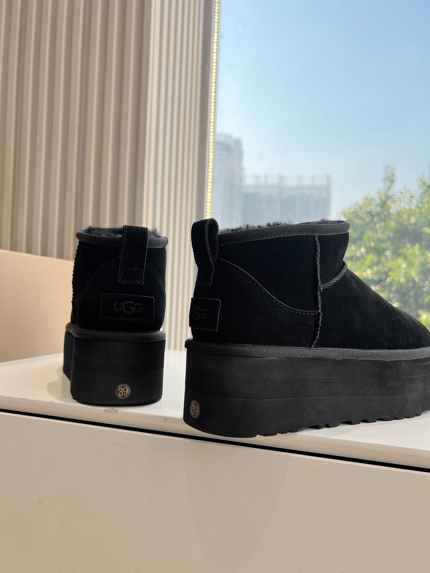 UGG