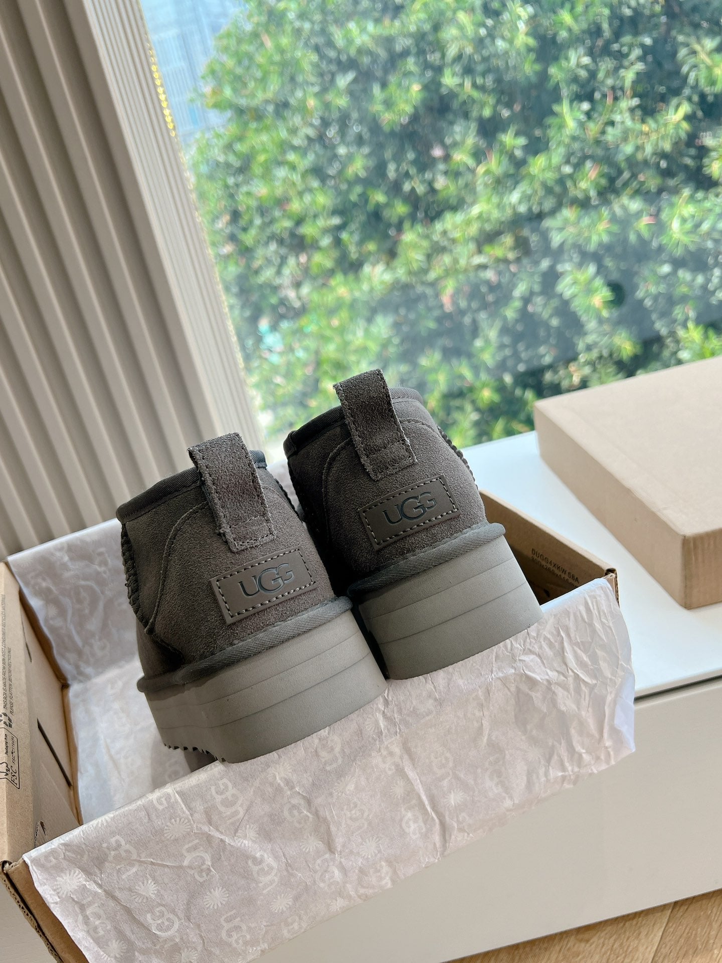 UGG
