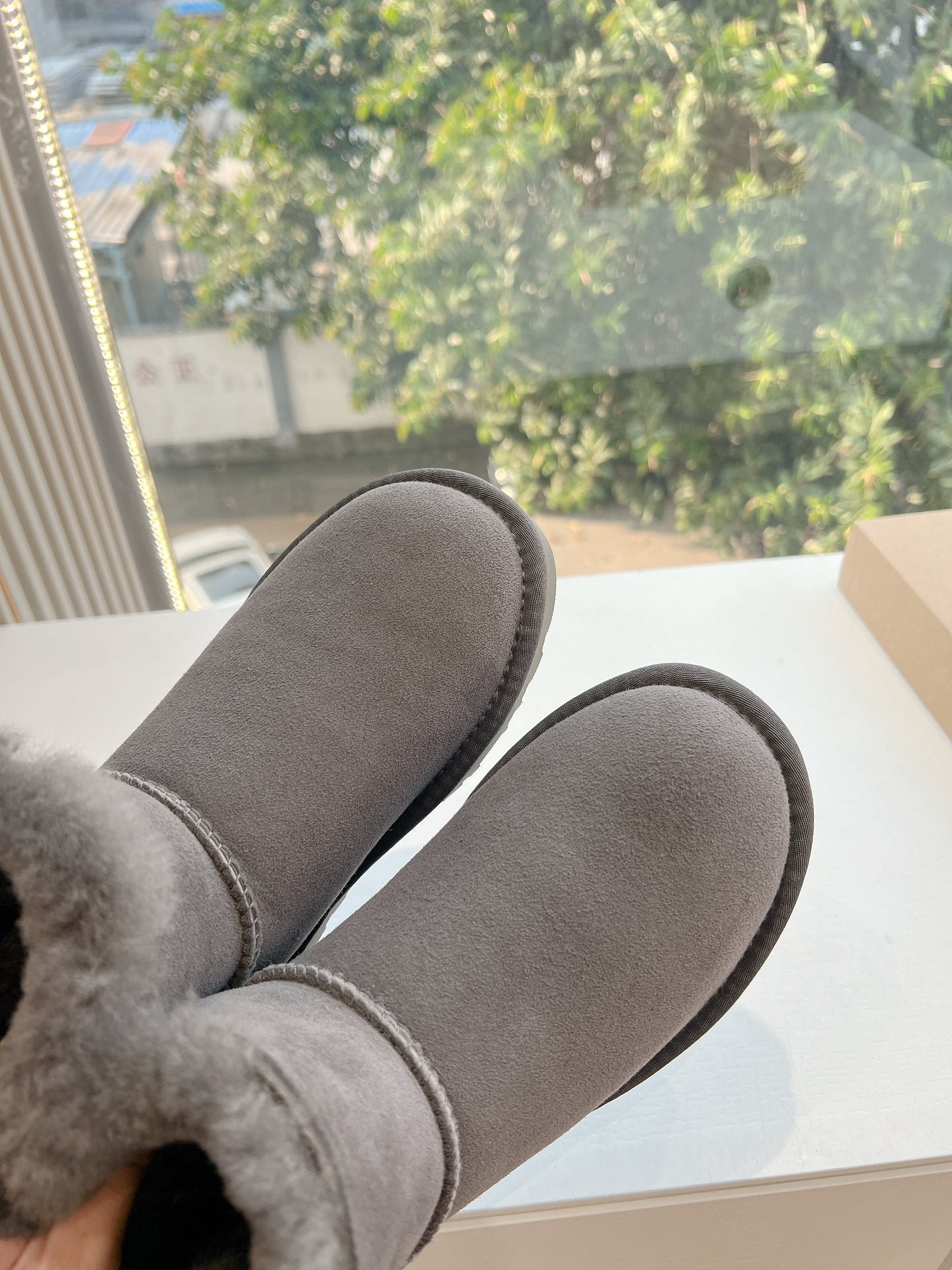 UGG