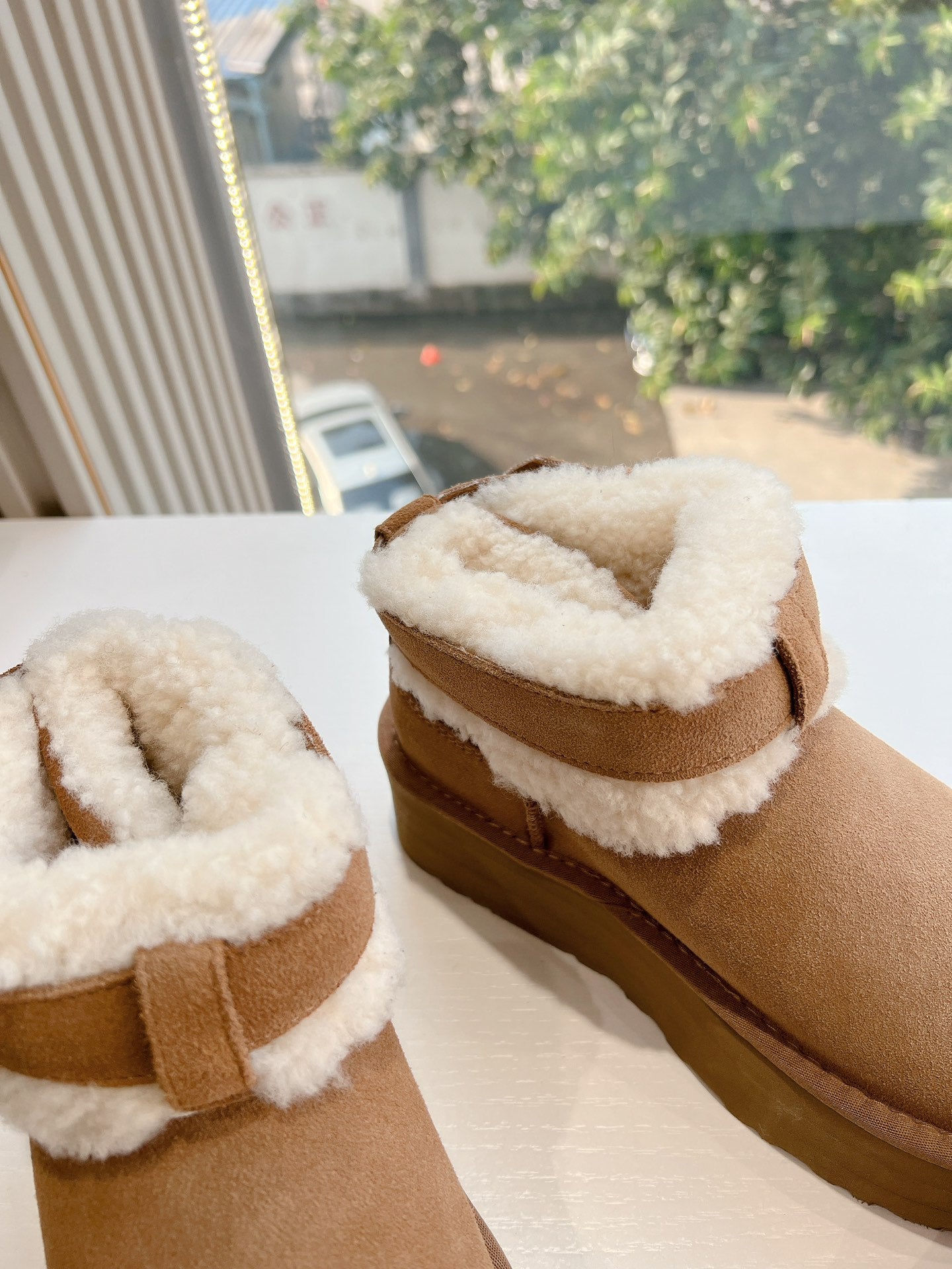 UGG