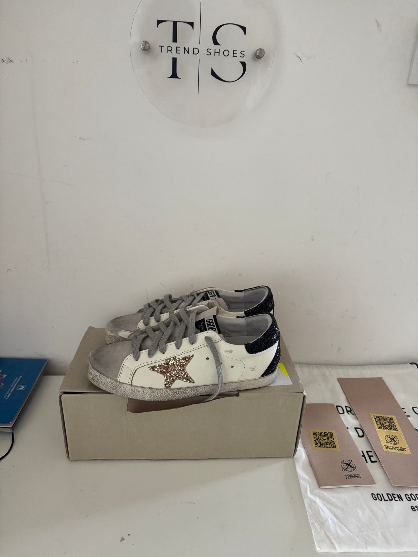 (Odmah Dostupno)Golden Goose Broj 38
