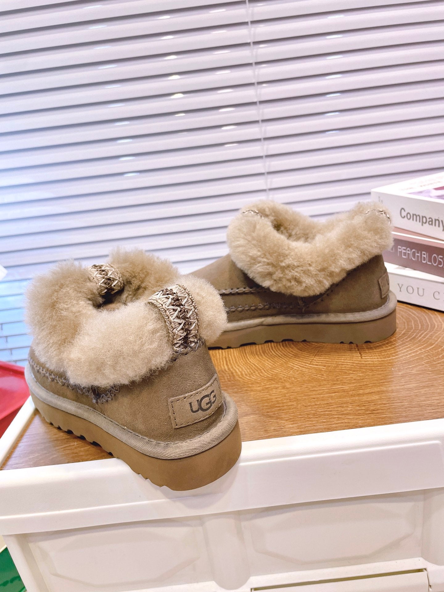 UGG