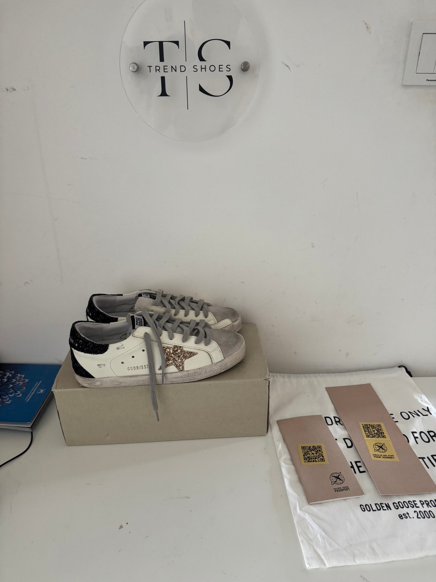 (Odmah Dostupno)Golden Goose Broj 38