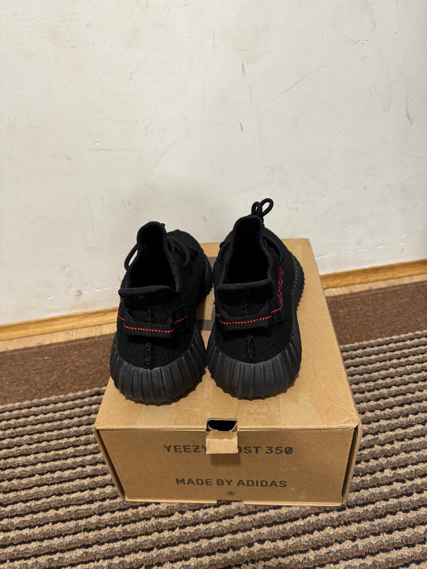 Yeezy 350 Bred Broj 37, 40,44,46(Odmah Dostupno)
