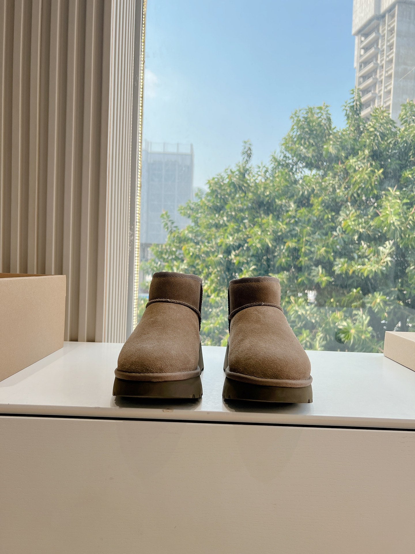 UGG
