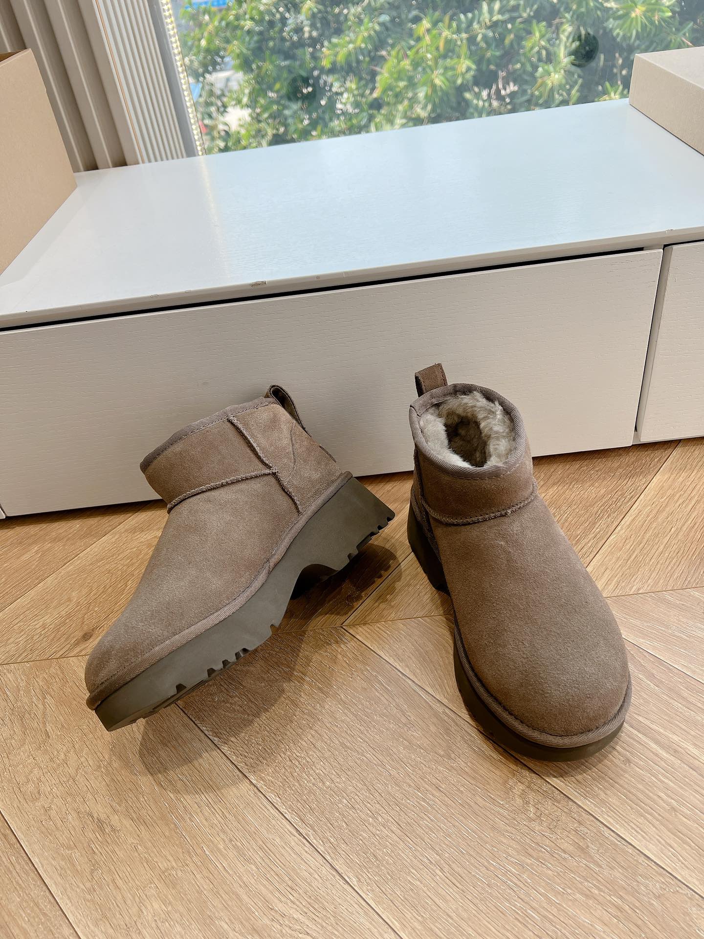 UGG