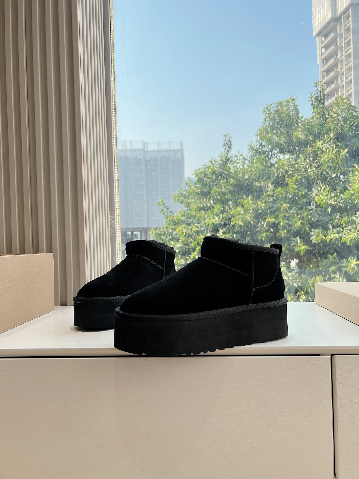 UGG