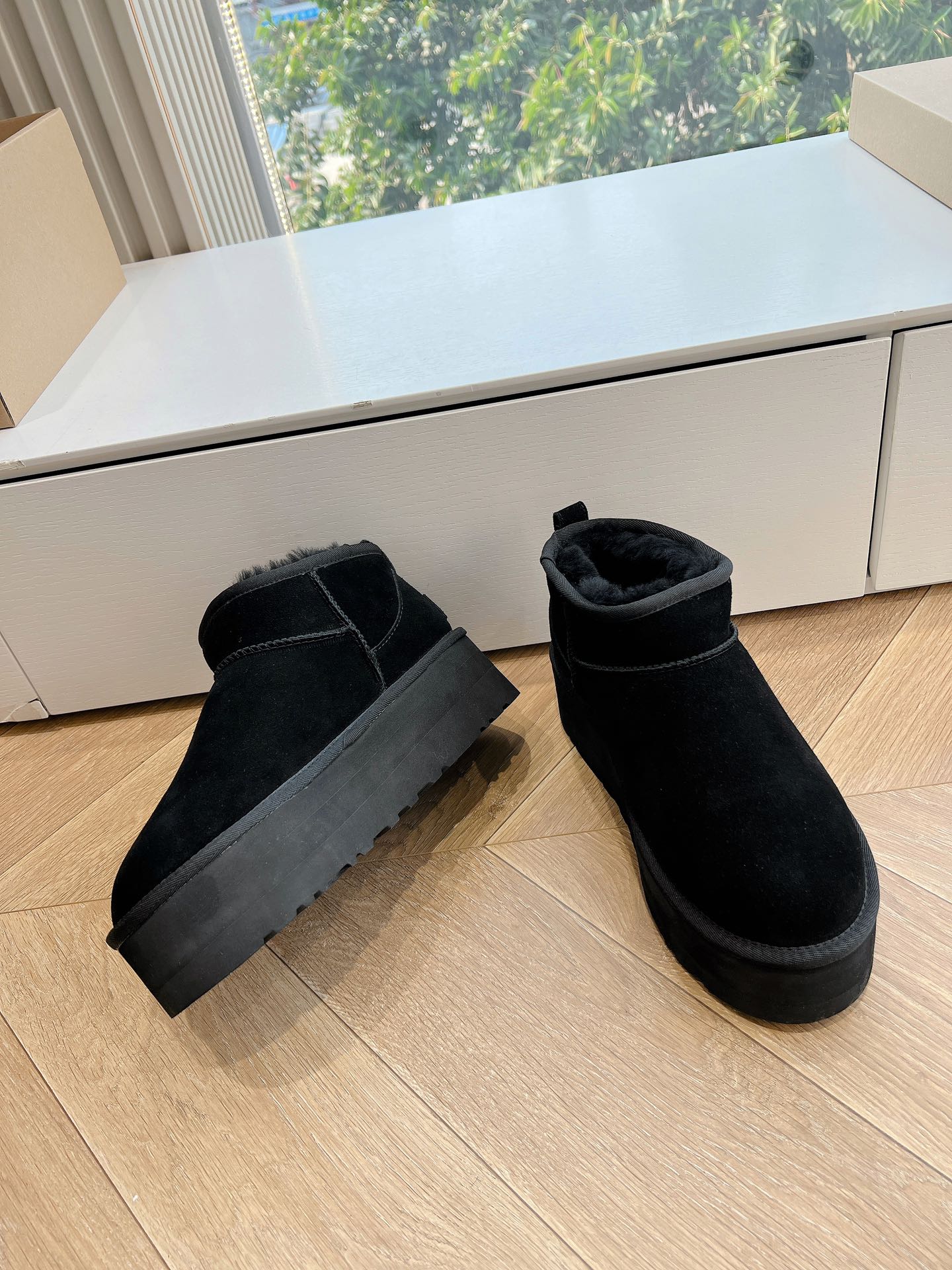 UGG
