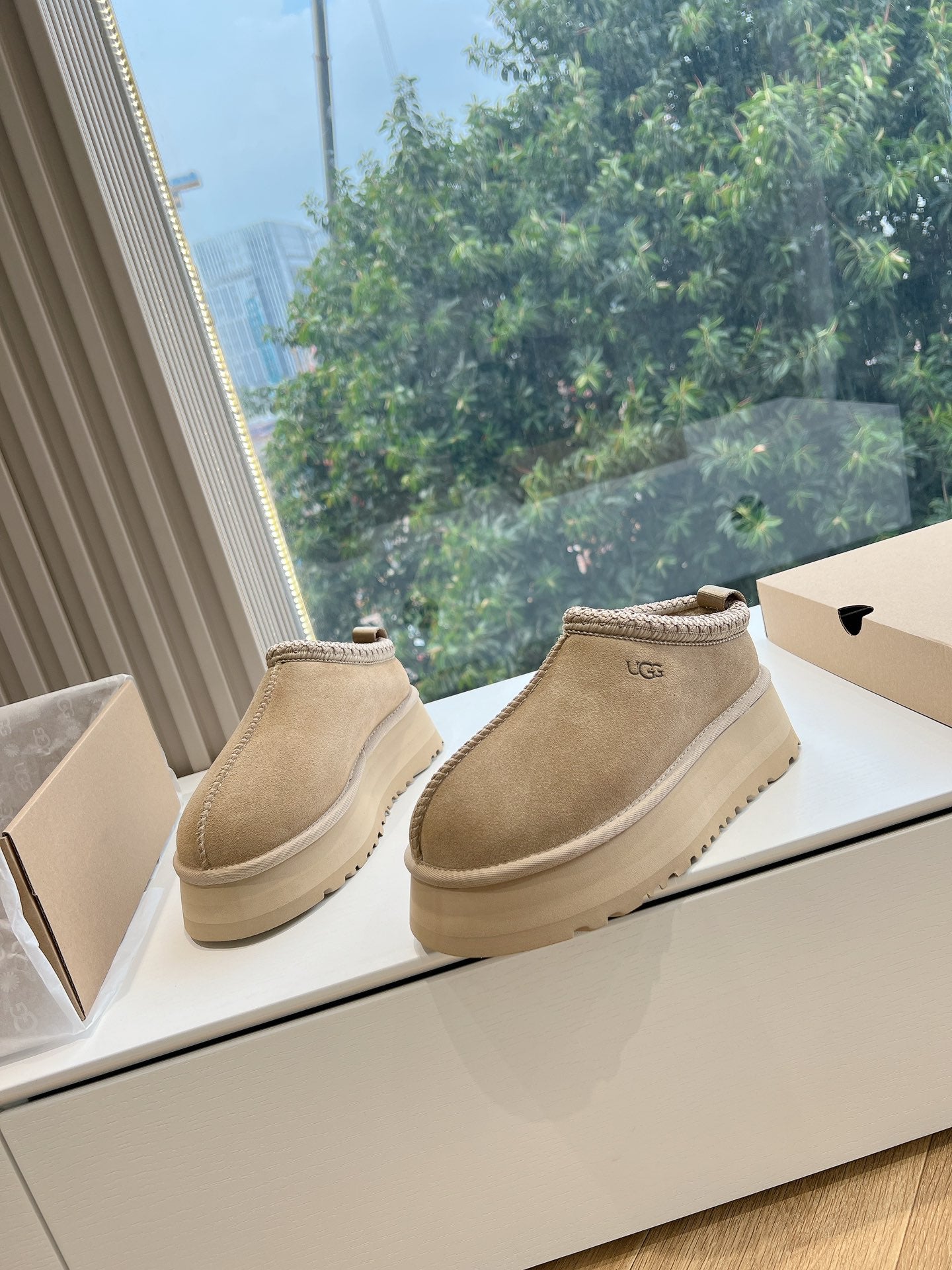 UGG