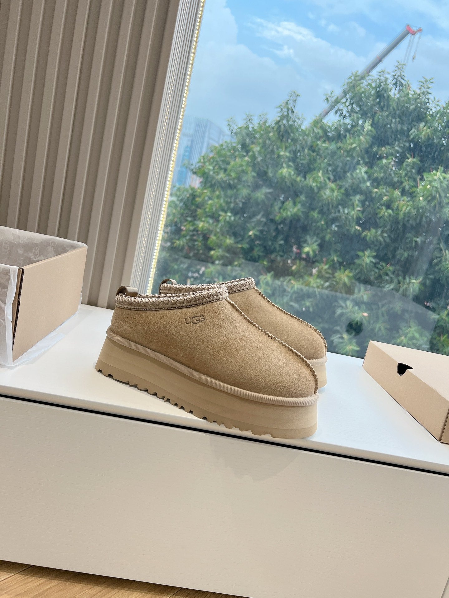 UGG