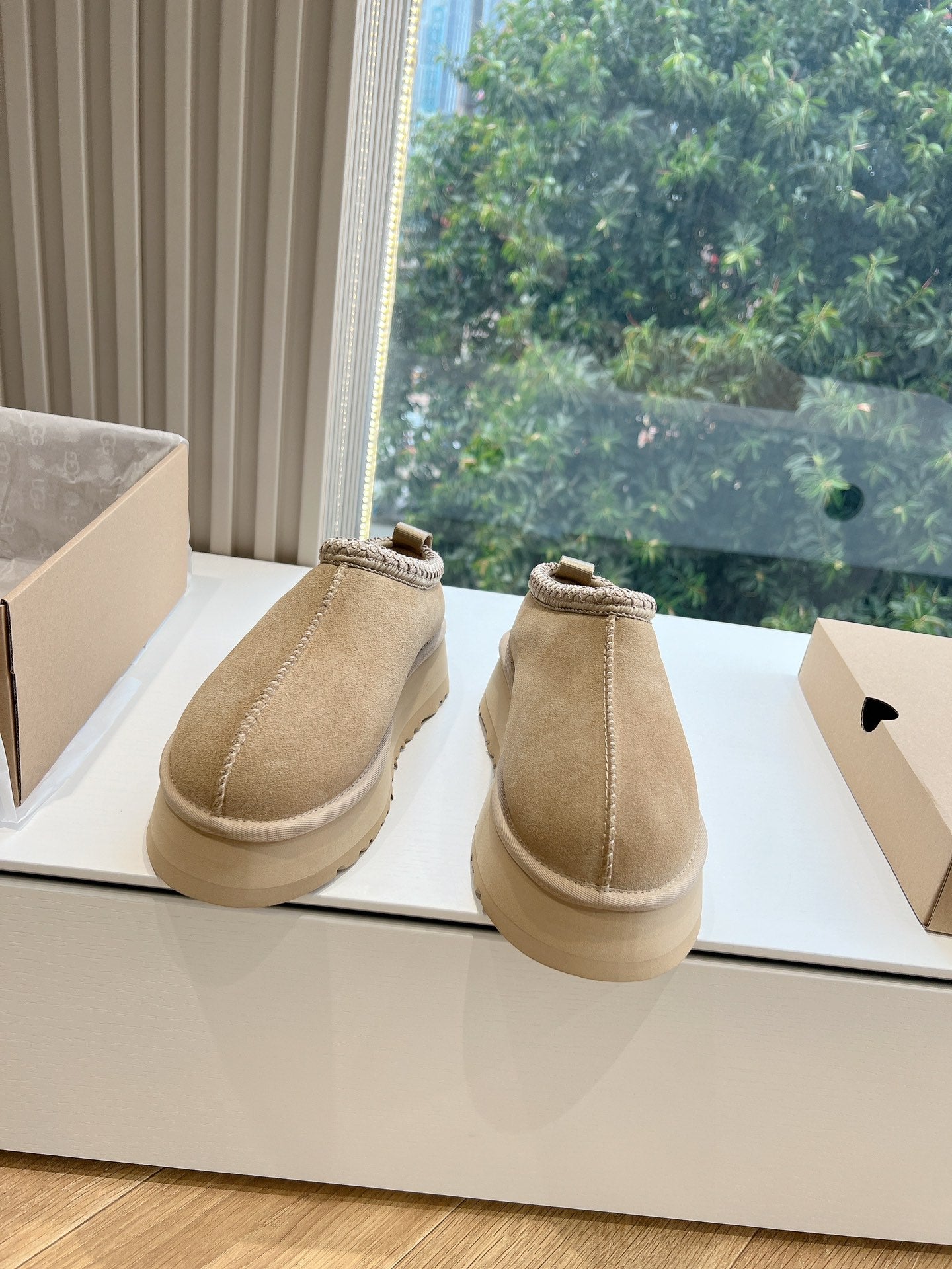 UGG