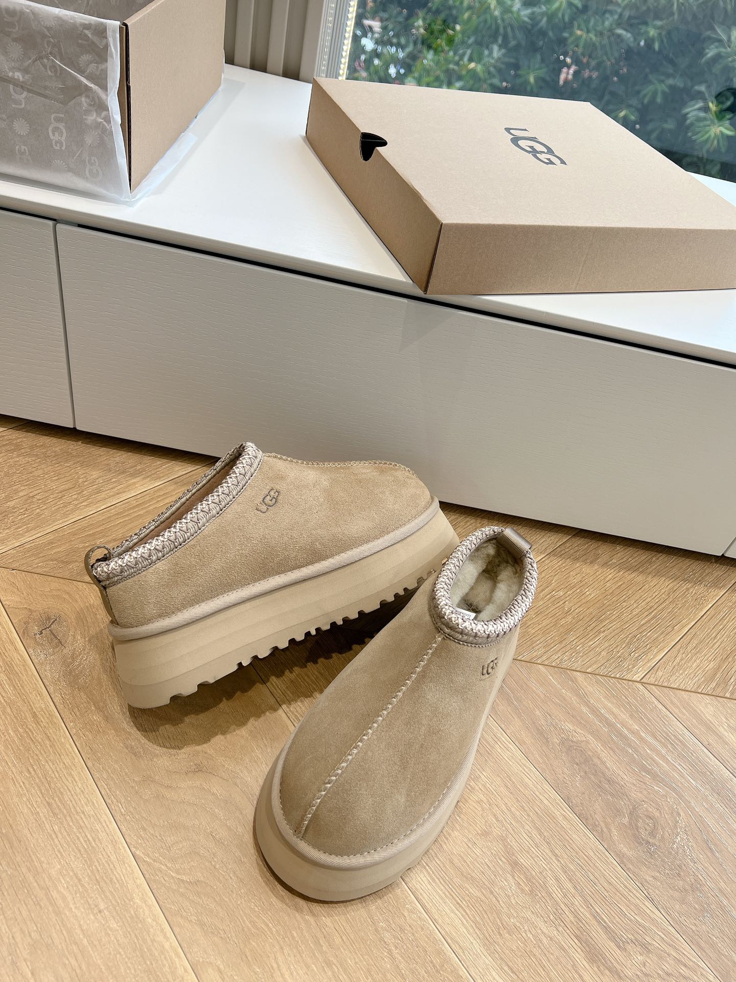 UGG