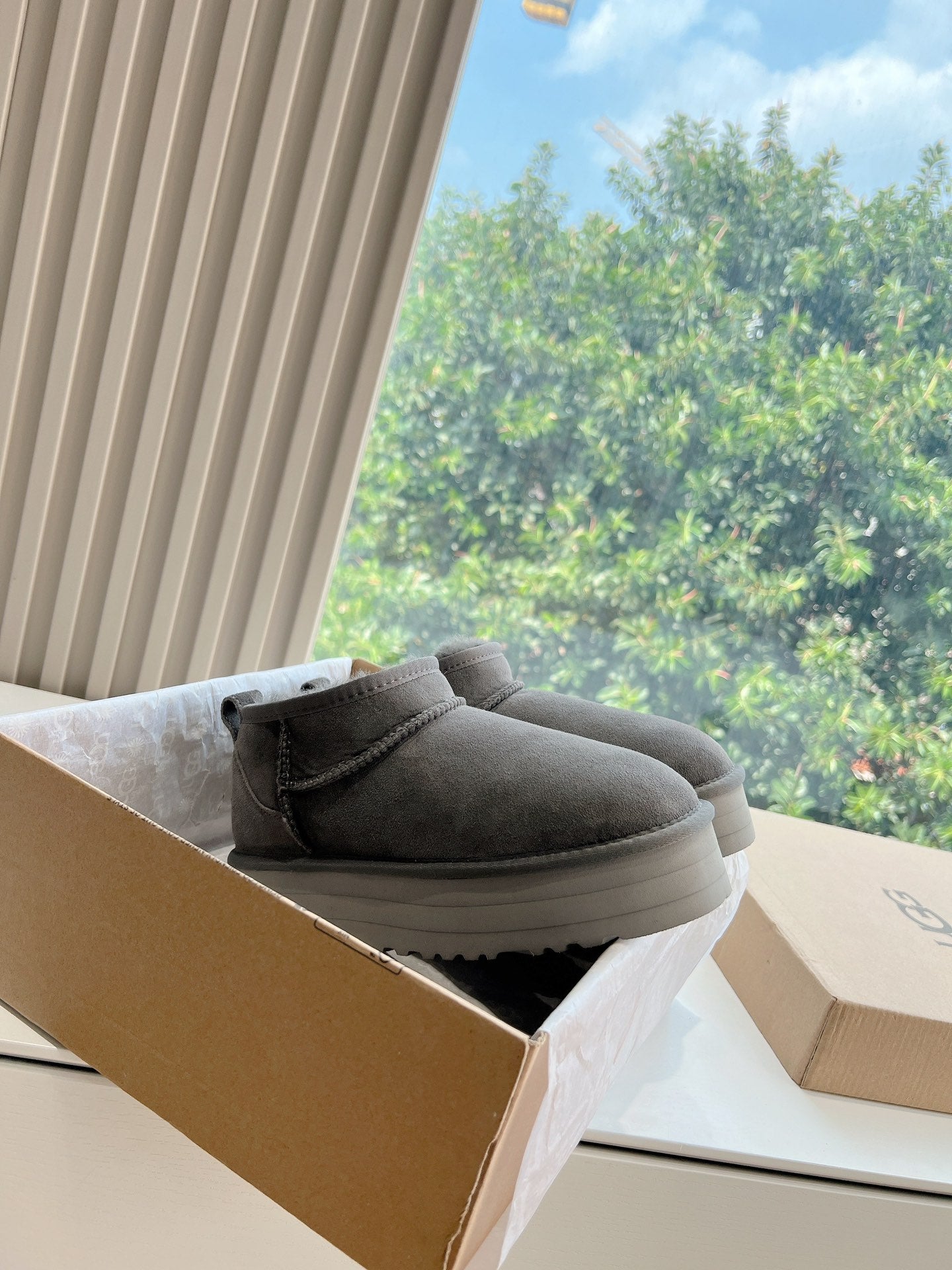 UGG