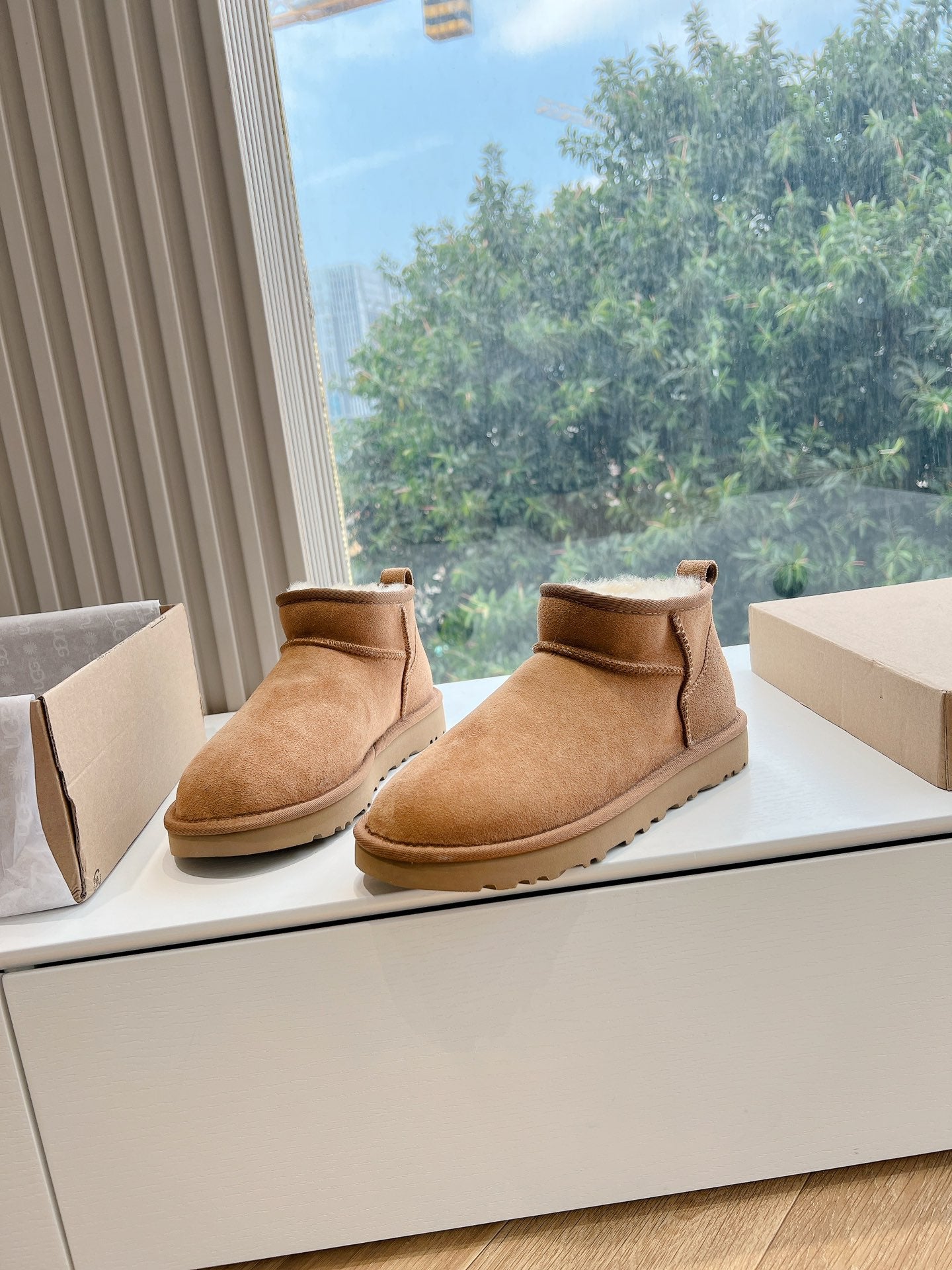 UGG