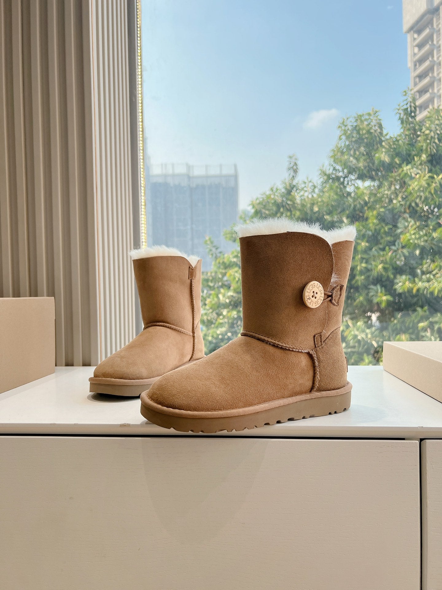 UGG