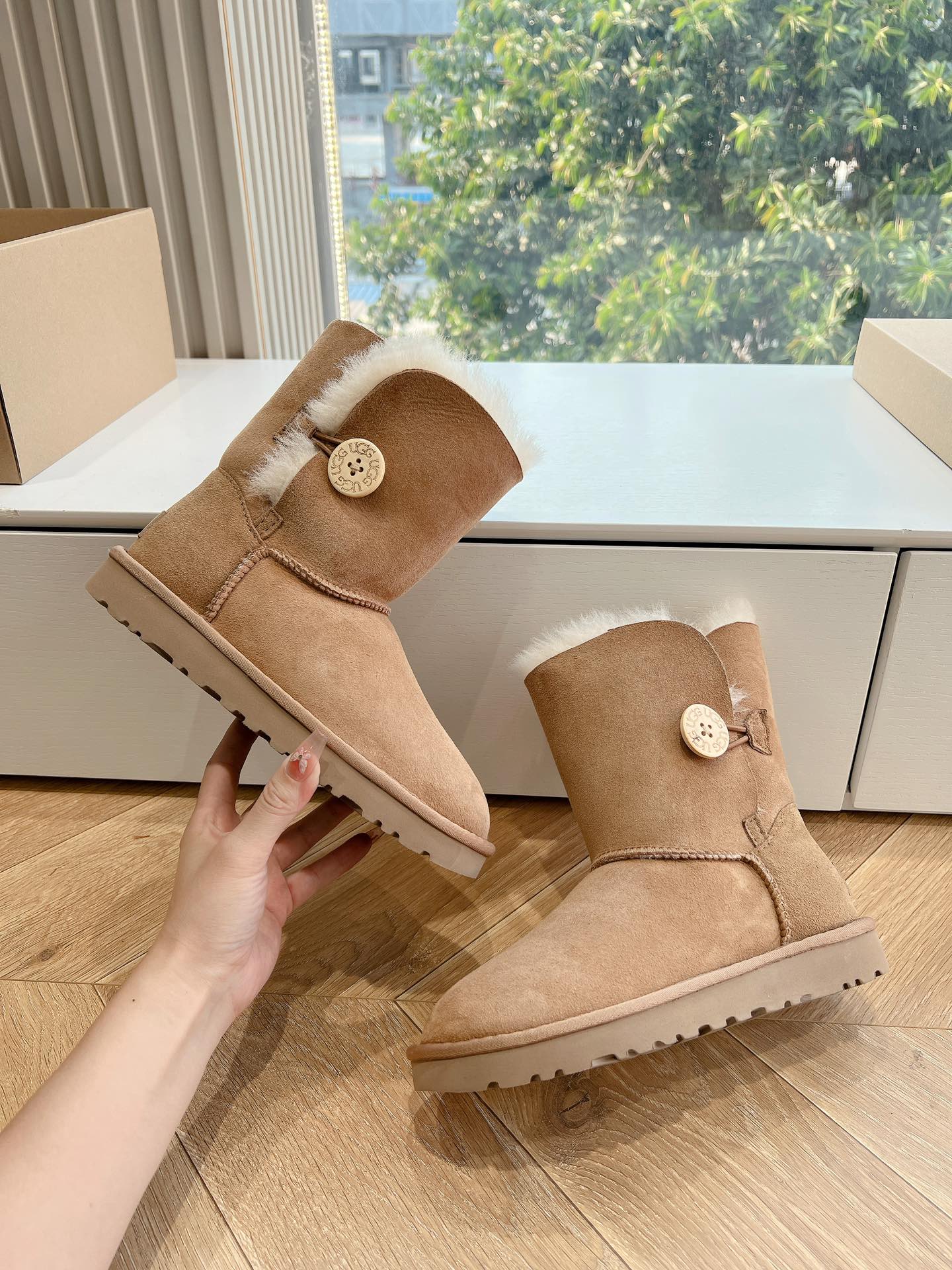 UGG