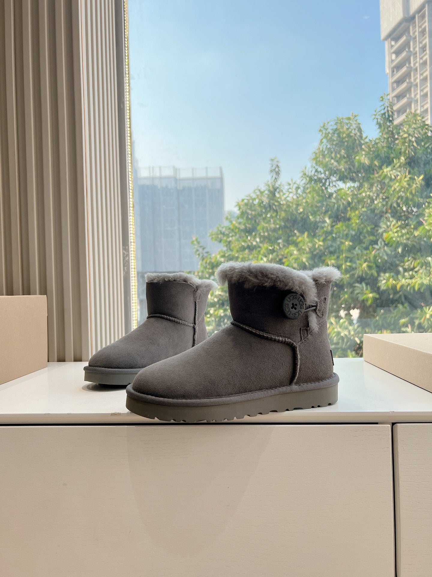 UGG