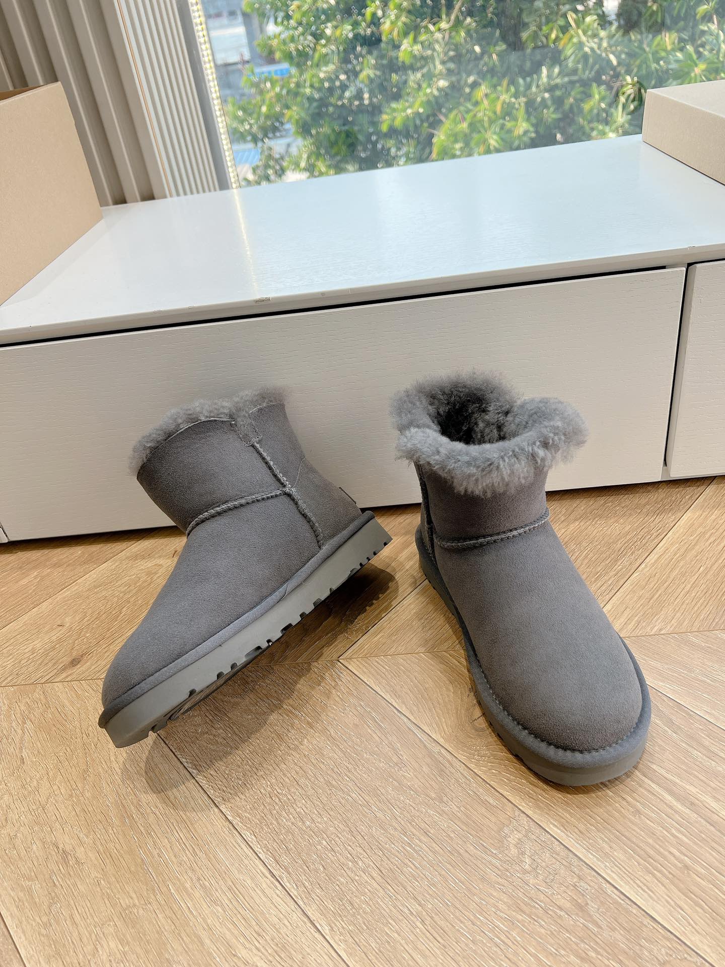 UGG