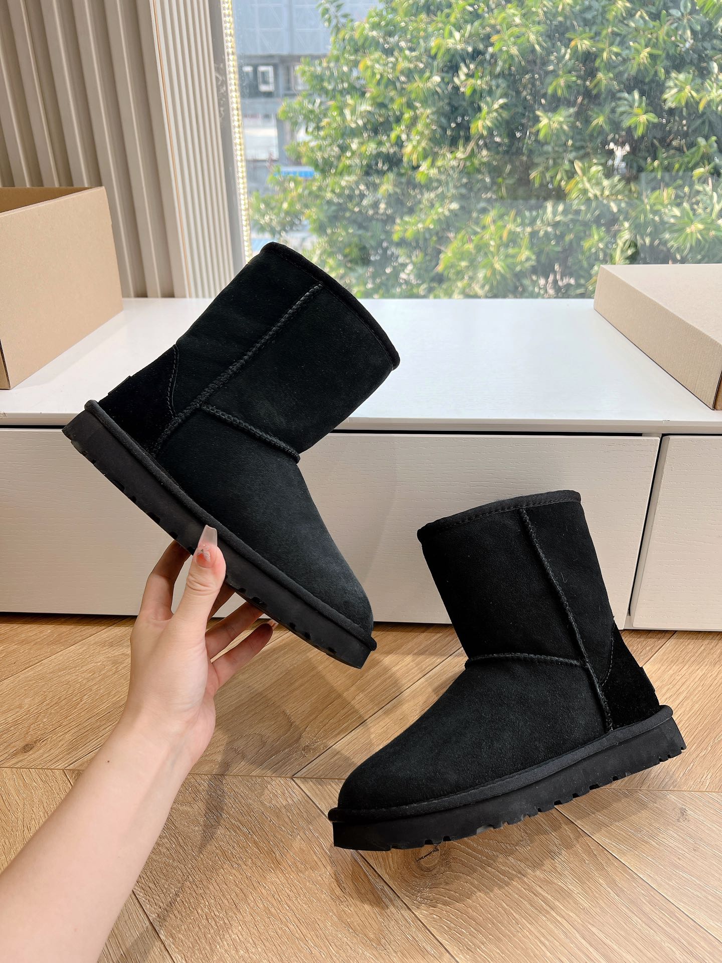 UGG