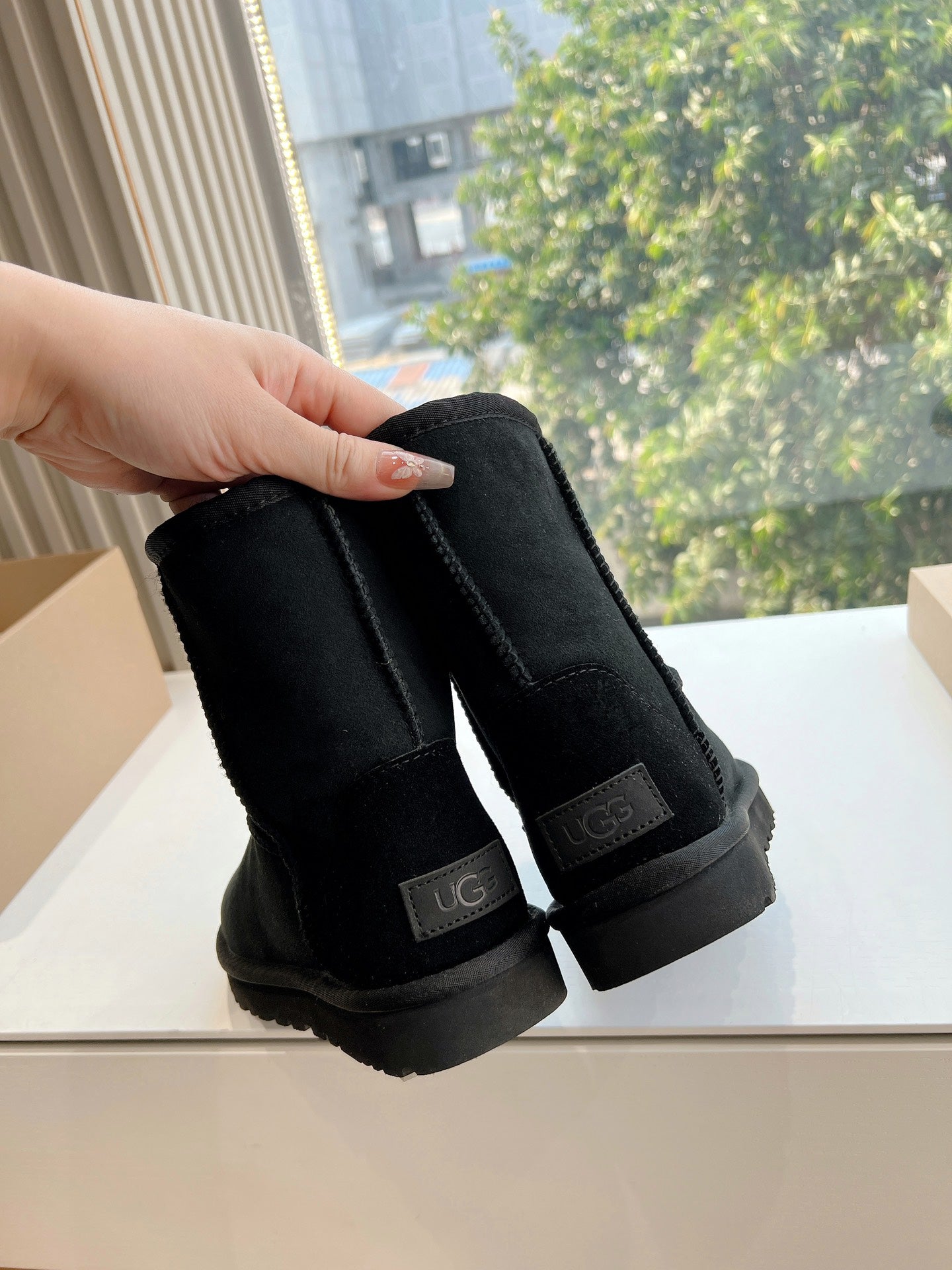 UGG