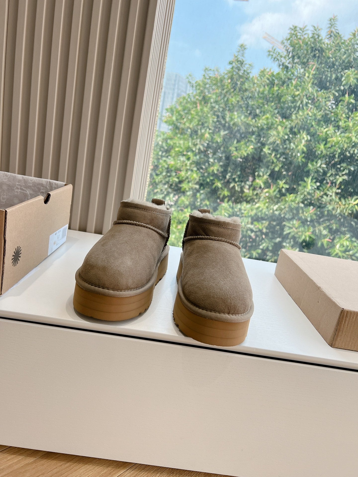 UGG