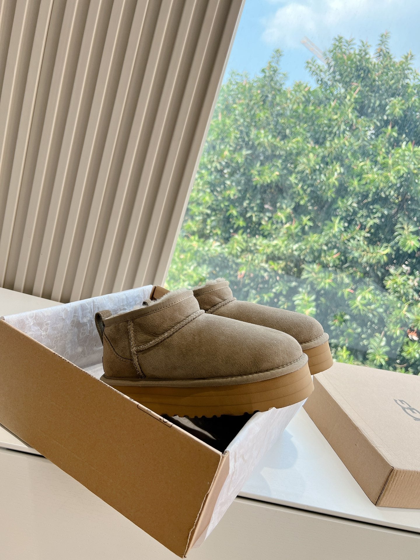 UGG
