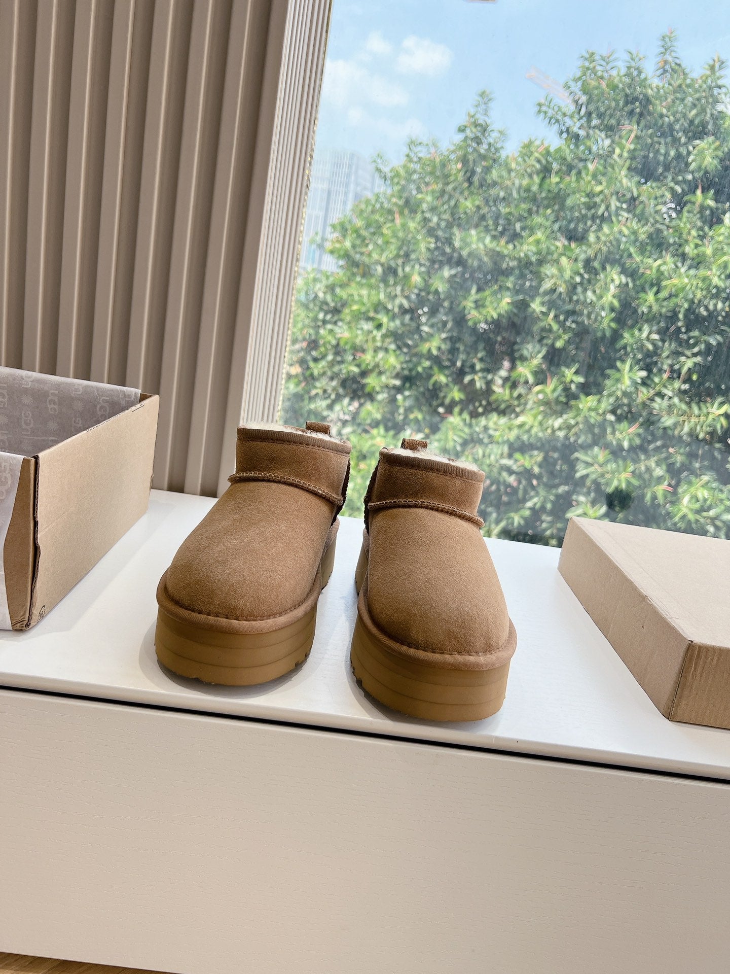 UGG