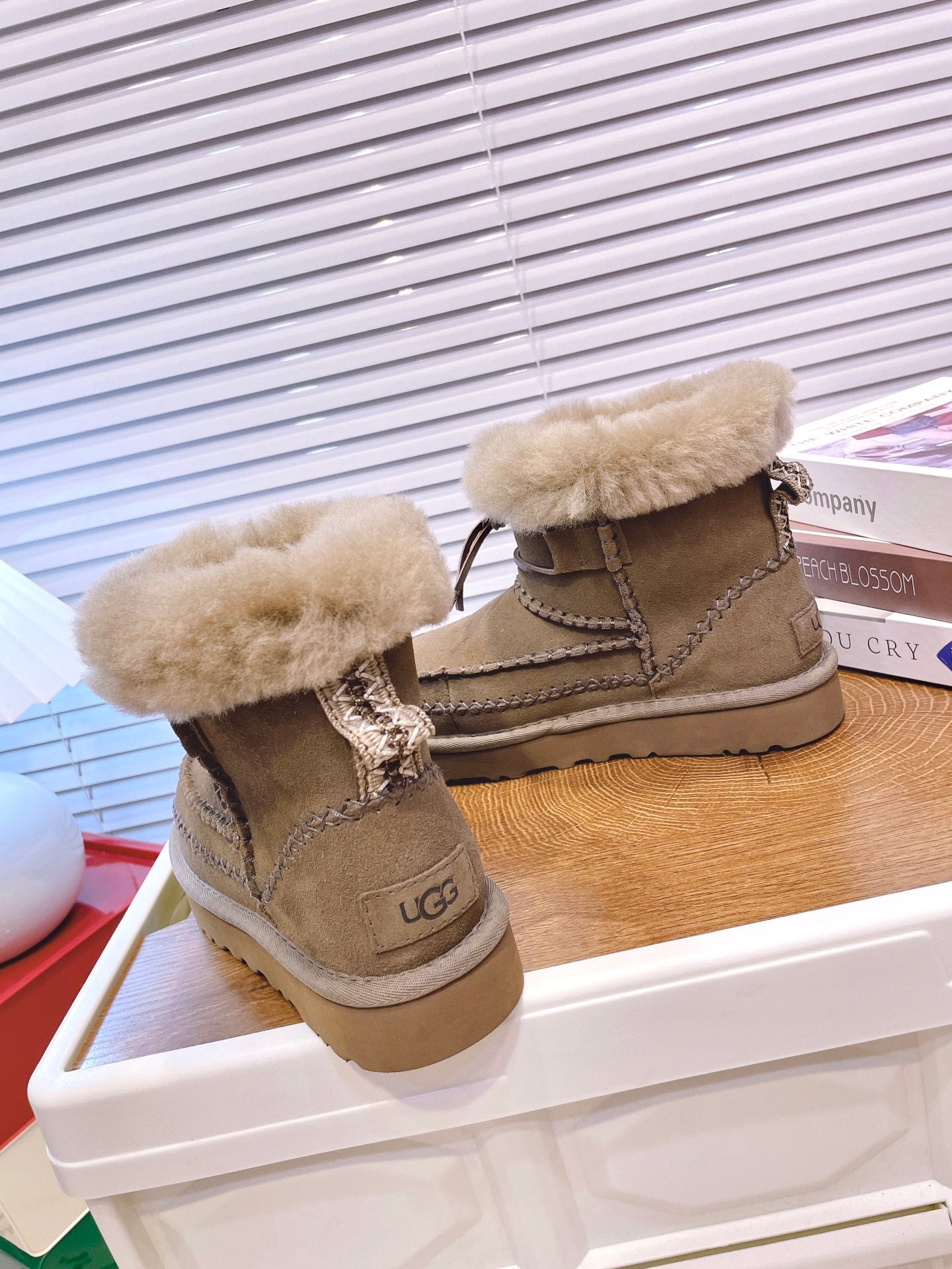 UGG