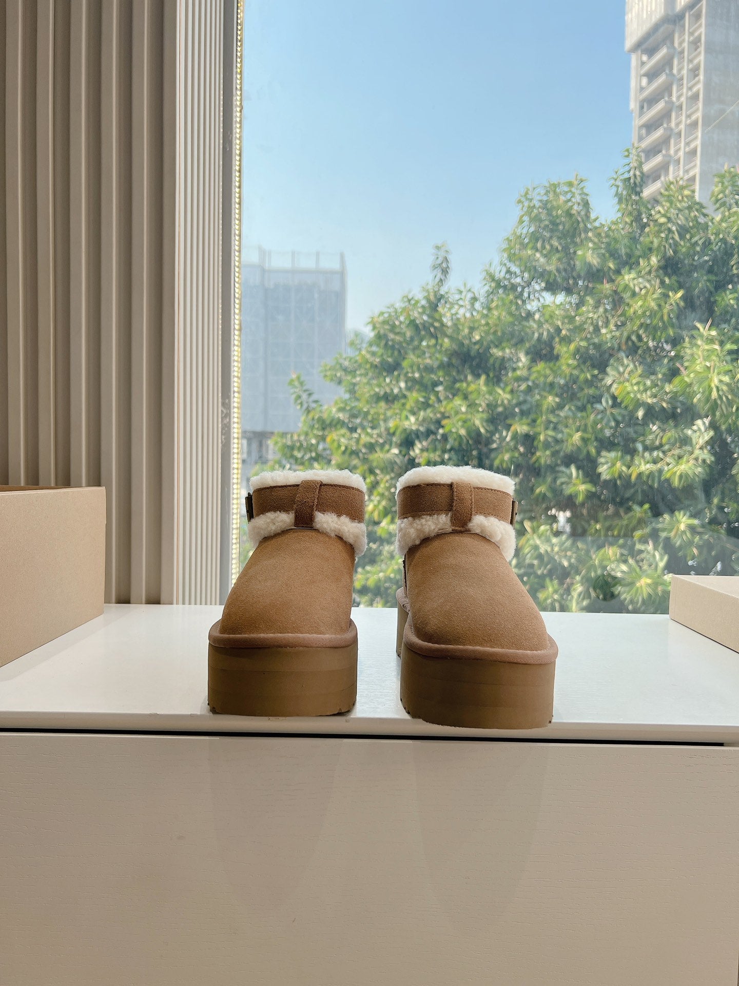 UGG
