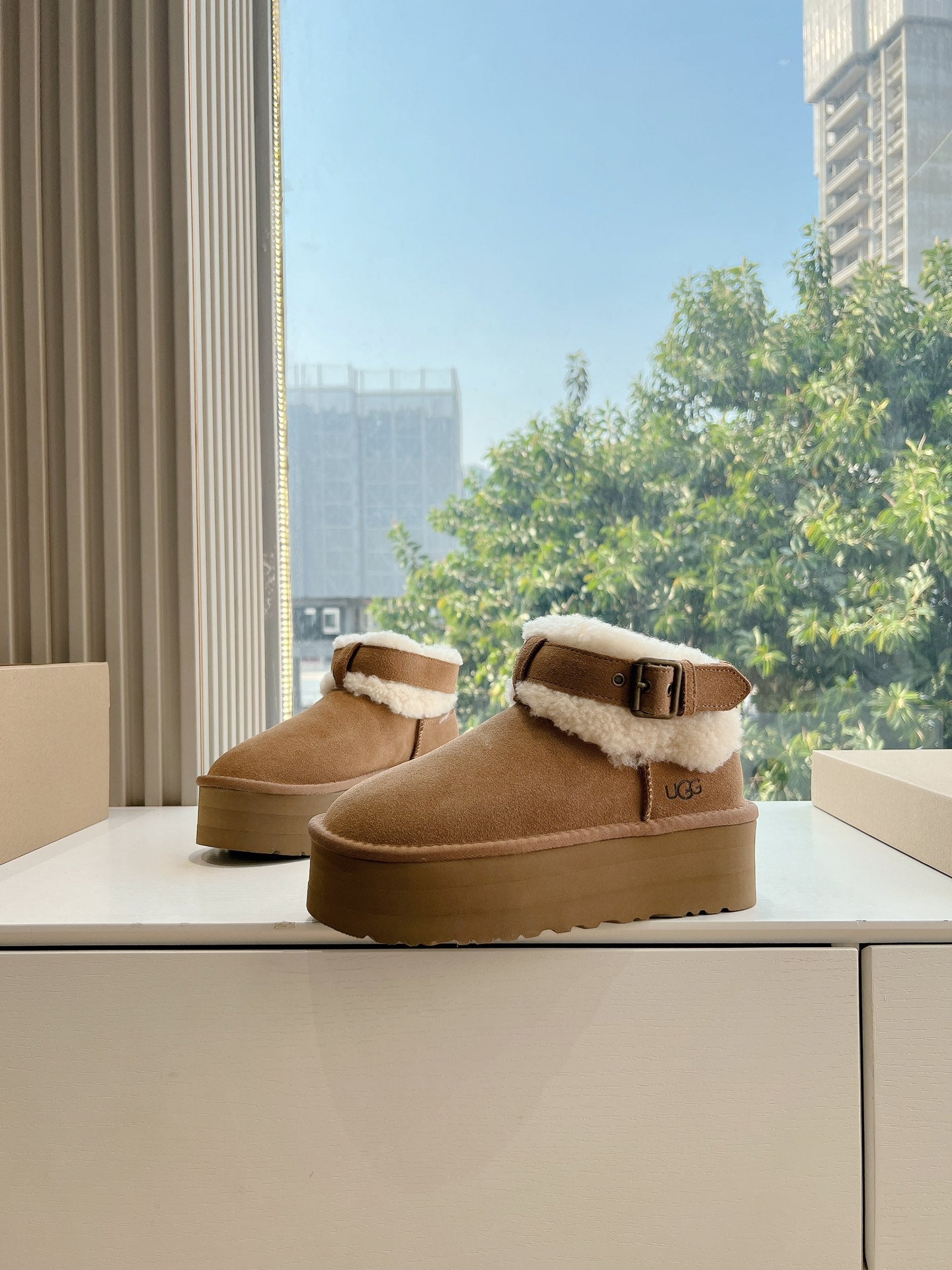 UGG