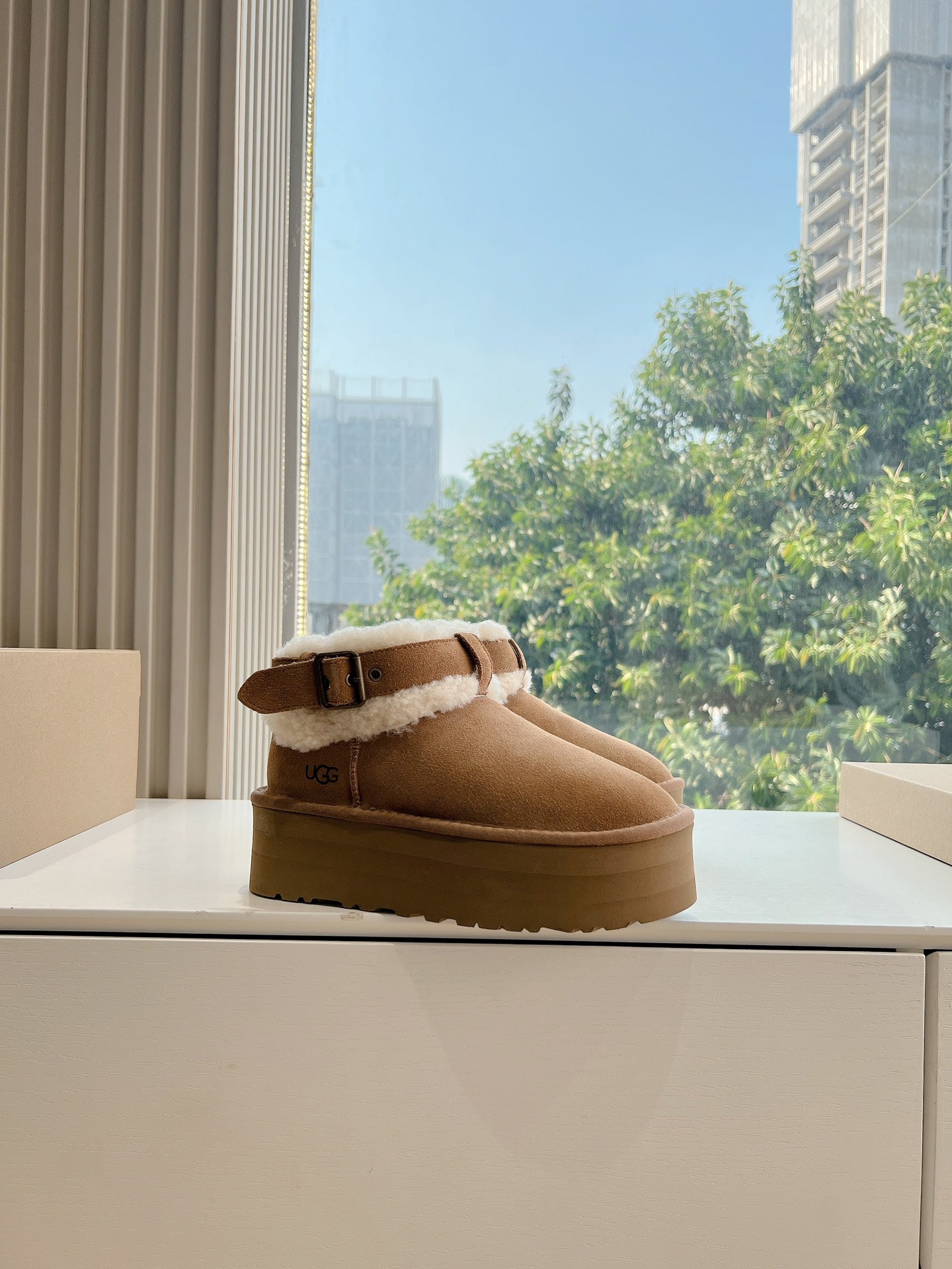 UGG
