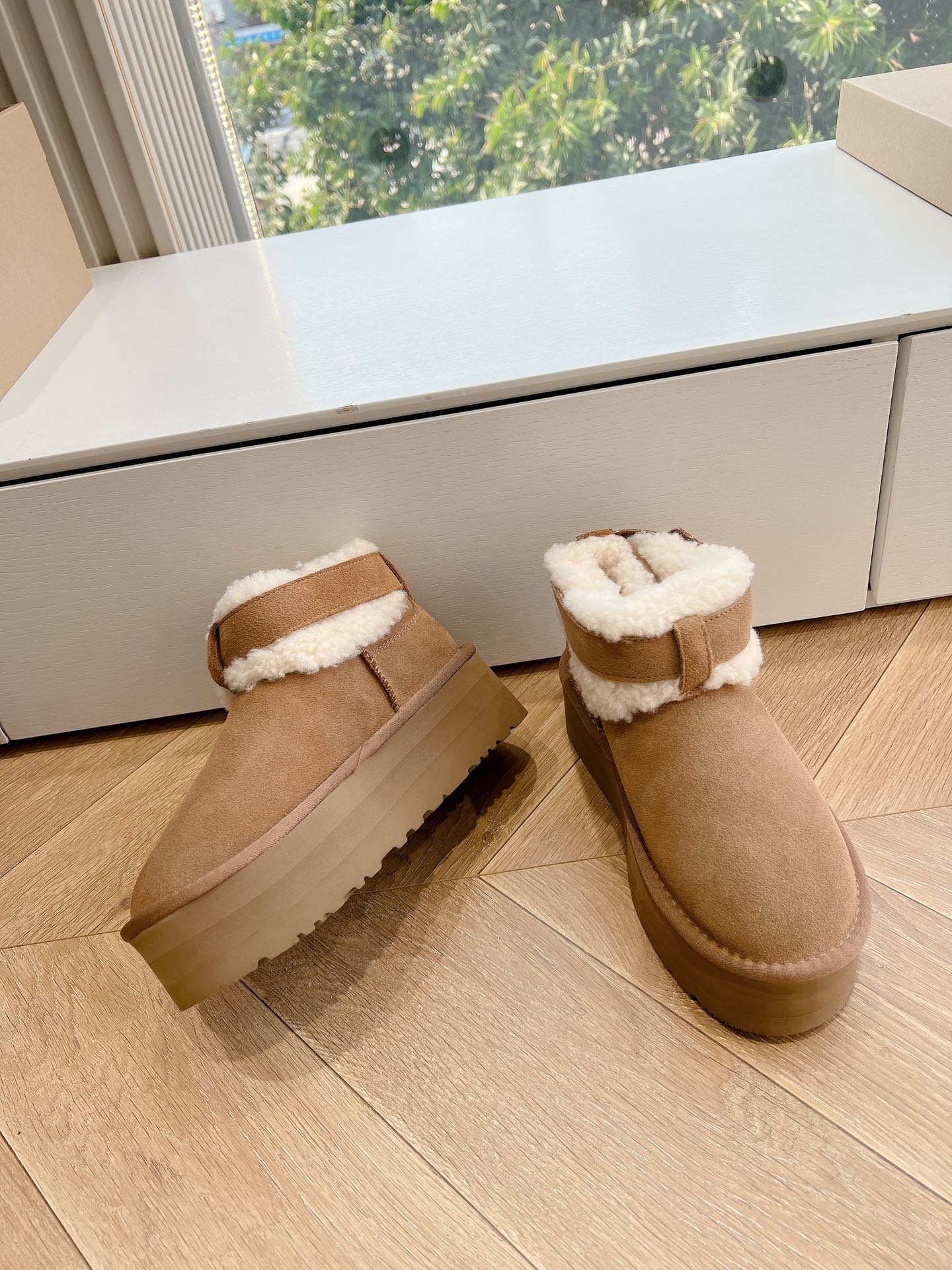 UGG